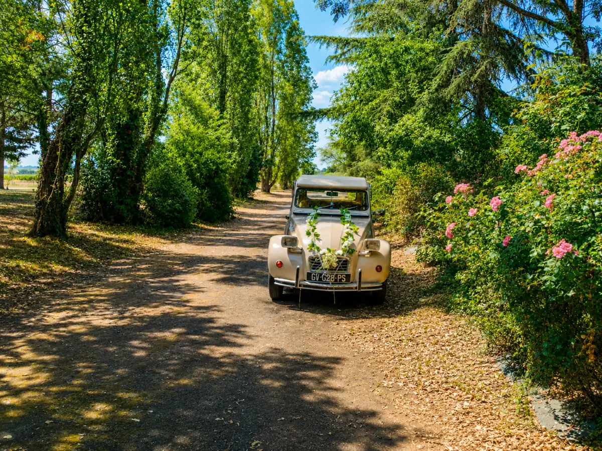 Voiture des mariés en 2026 au Clos de la Tour
